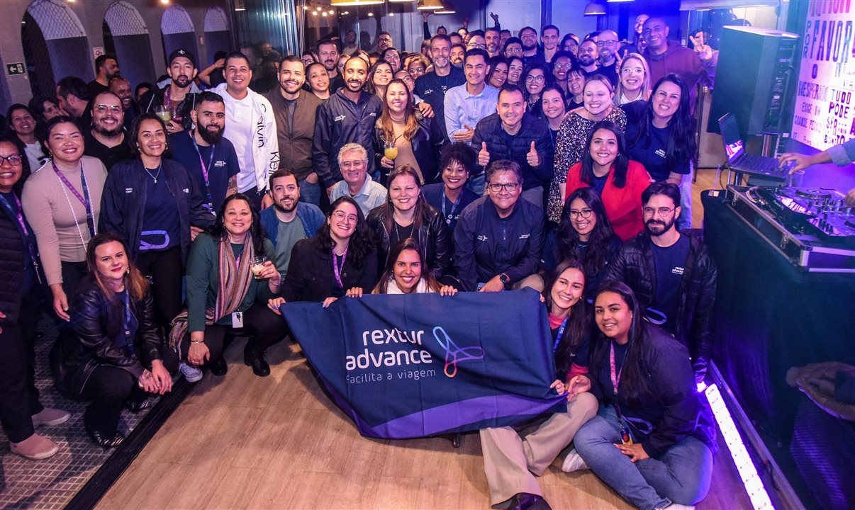 Equipe comemora os 51 anos de Rextur Advance na sede paulista da CVC Corp