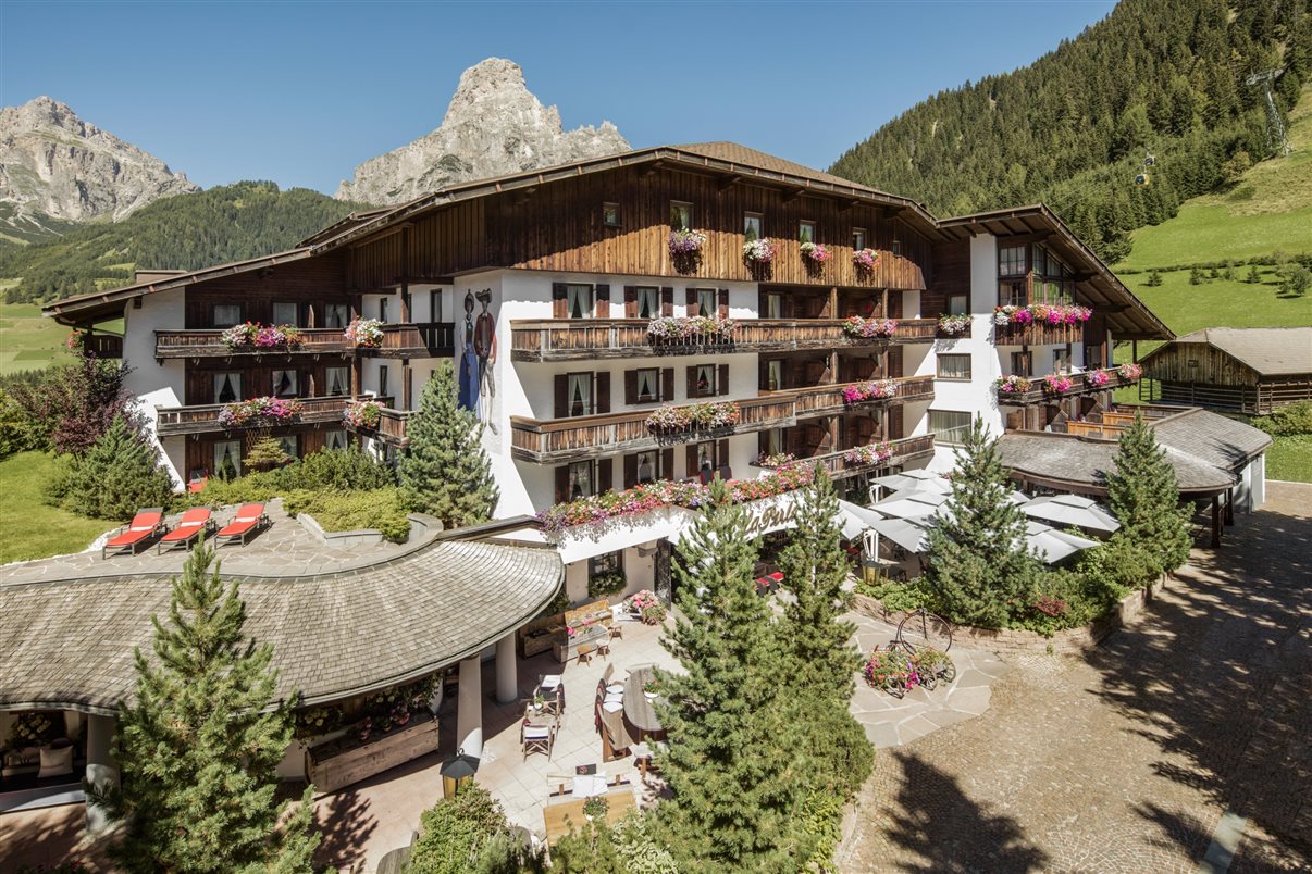 La Perla e as Dolomitas são um destino de verão e inverno