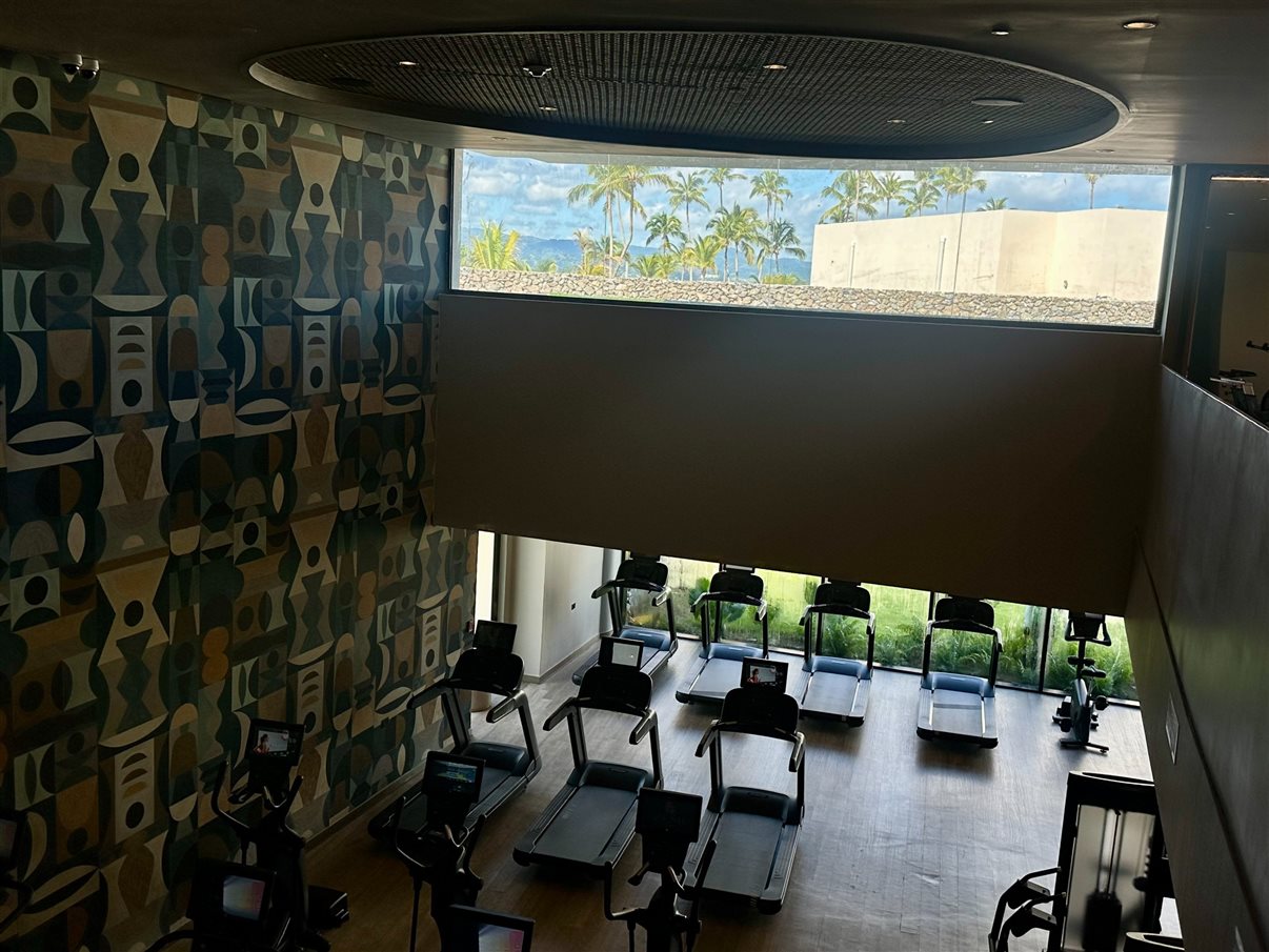 Academia de dois andares também garante vista para o mar. 
