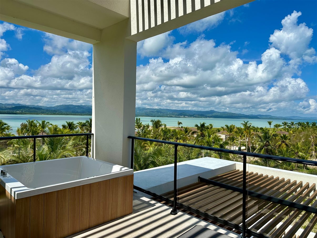 Varanda com jacuzzi com vista privilegiada de uma das suítes principais. 