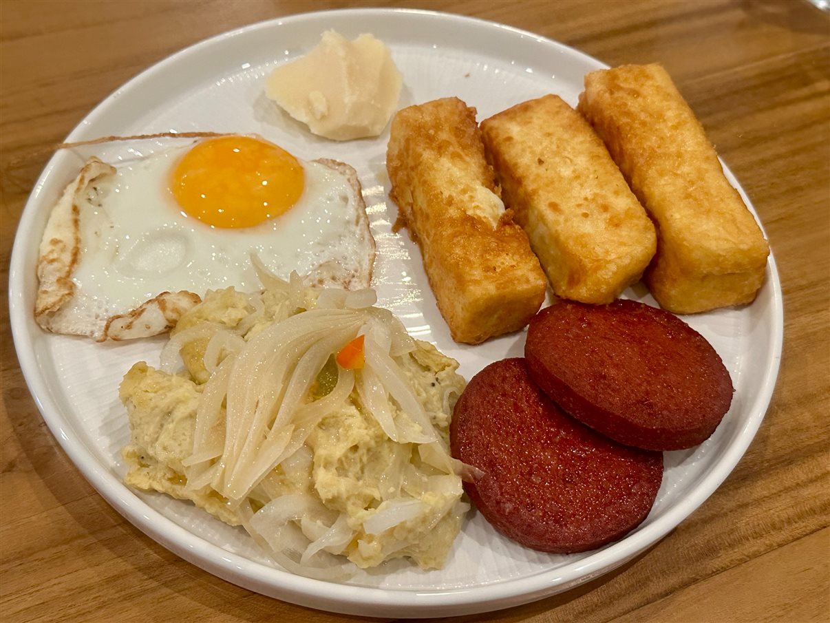 Típico café da manhã dominicano inclui queijo, ovo e linguiça fritos e purê salgado de banana verde com cebolas. 