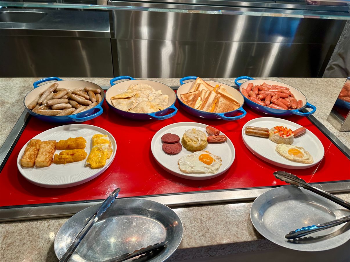 Demonstrações de pratos feitos clássicos no café da manhã dominicano. 