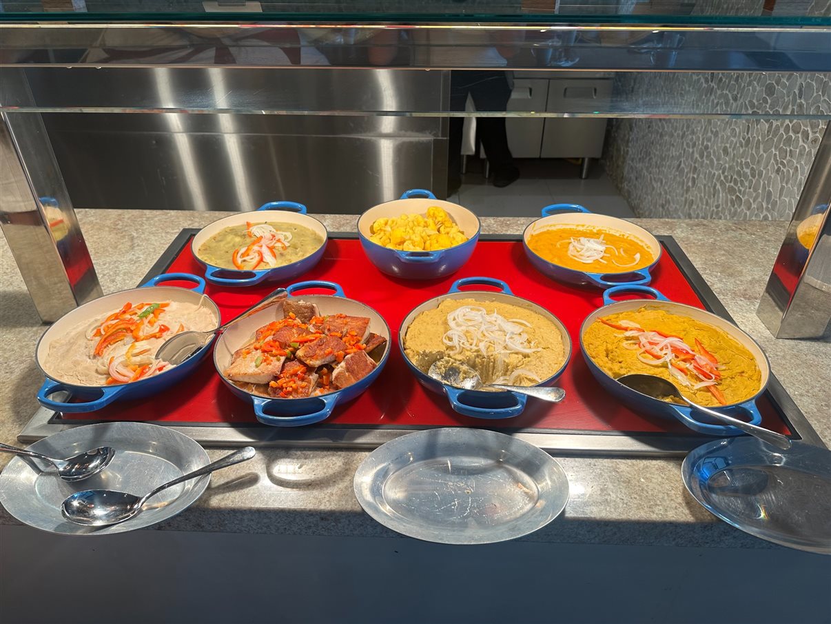 Purês de banana, raízes e pescados fazem parte do menu matinal. 