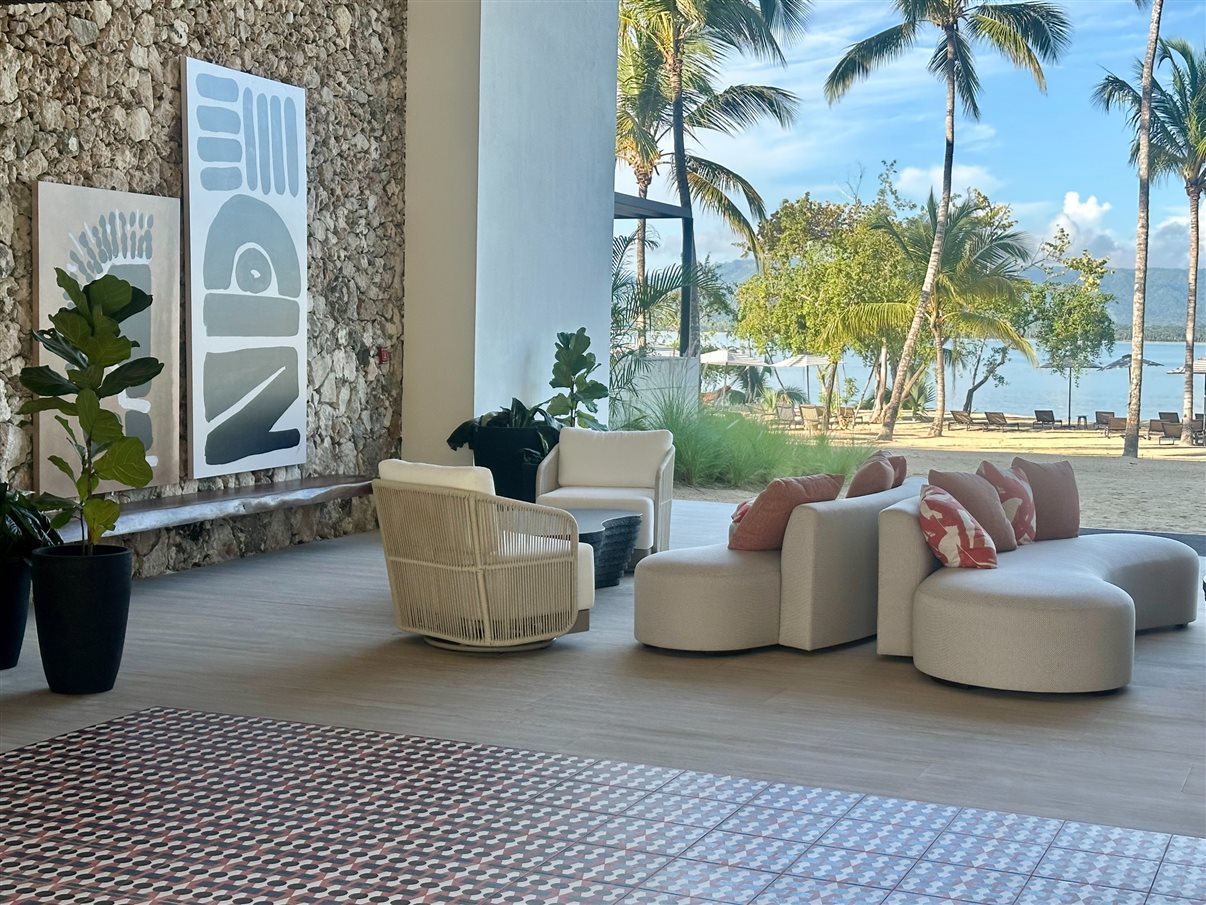 Decoração moderna com referências ancestrais são show à parte do hotel.