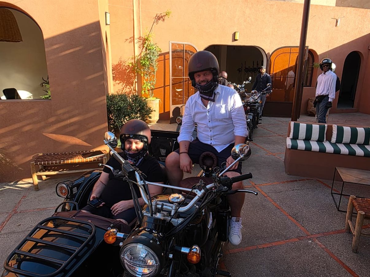 Andrea Cabello, da A.Travel, e Maurice Padovani, da Primetour, preparados para um passeio de sidecar