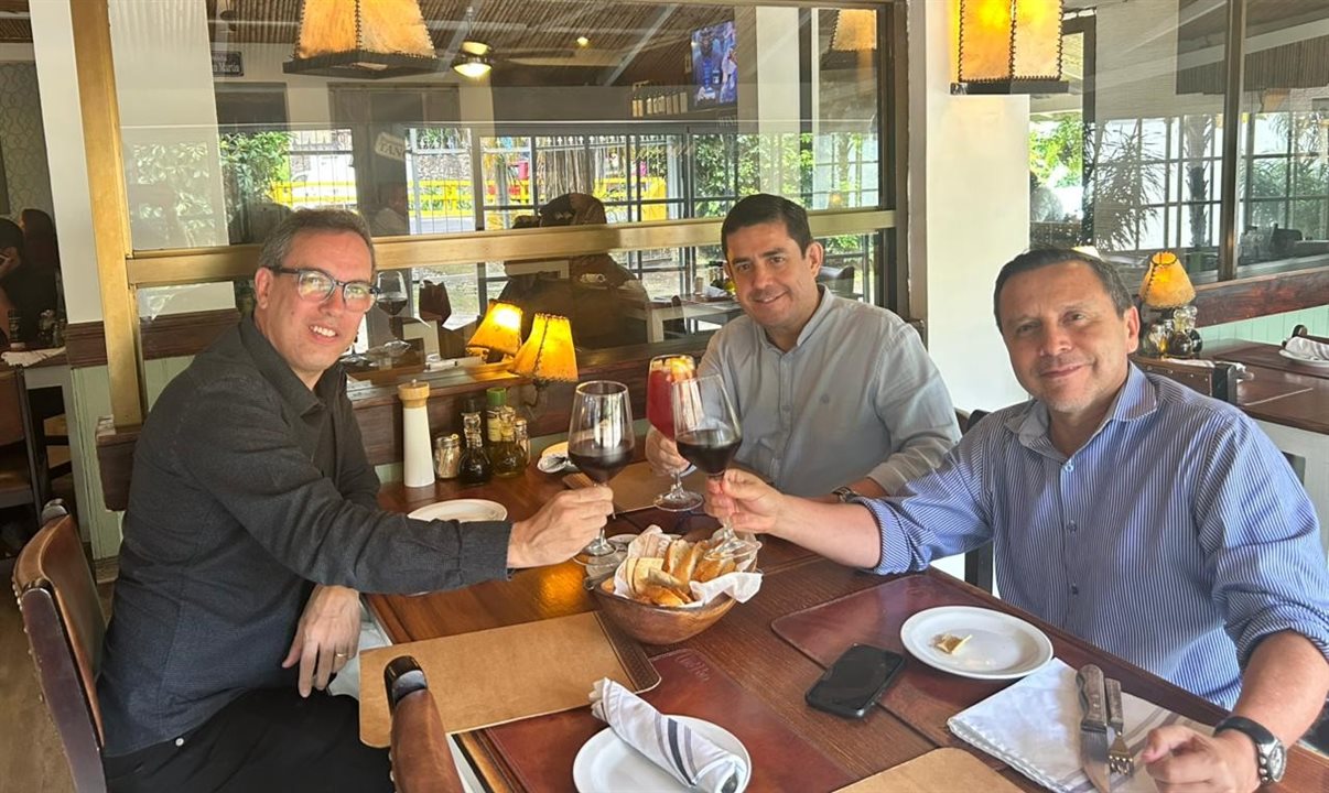 Felipe Mesquita, da Copastur, com William Jimenez e Adrian Rodriguez, da Copastur Centro America
