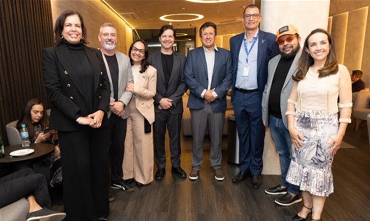 Patrícia Moreira, subsecretaria de Turismo do Estado de MG, Leônidas Oliveira, secretário de Turismo do Estado, Karla Rocha, Presidente da Abrasel MG, Marco Aurélio Di Ruzze, VP da BRT Operadora, André Luiz Macias, CEO da BRT Lounges, Daniel Miranda, CEO do BH Airport, e Fernanda Faria, diretora de Operações e Expansão da BRT Lounges