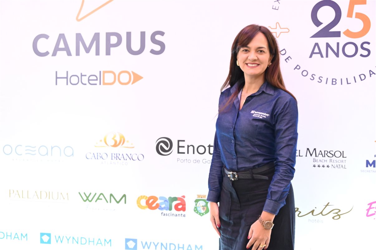 Marcio Nogueira, da HotelDO, entre Juliana Fonseca, da Viaje com a Luh, e Cristiane Balheiros, da CXB Turismo