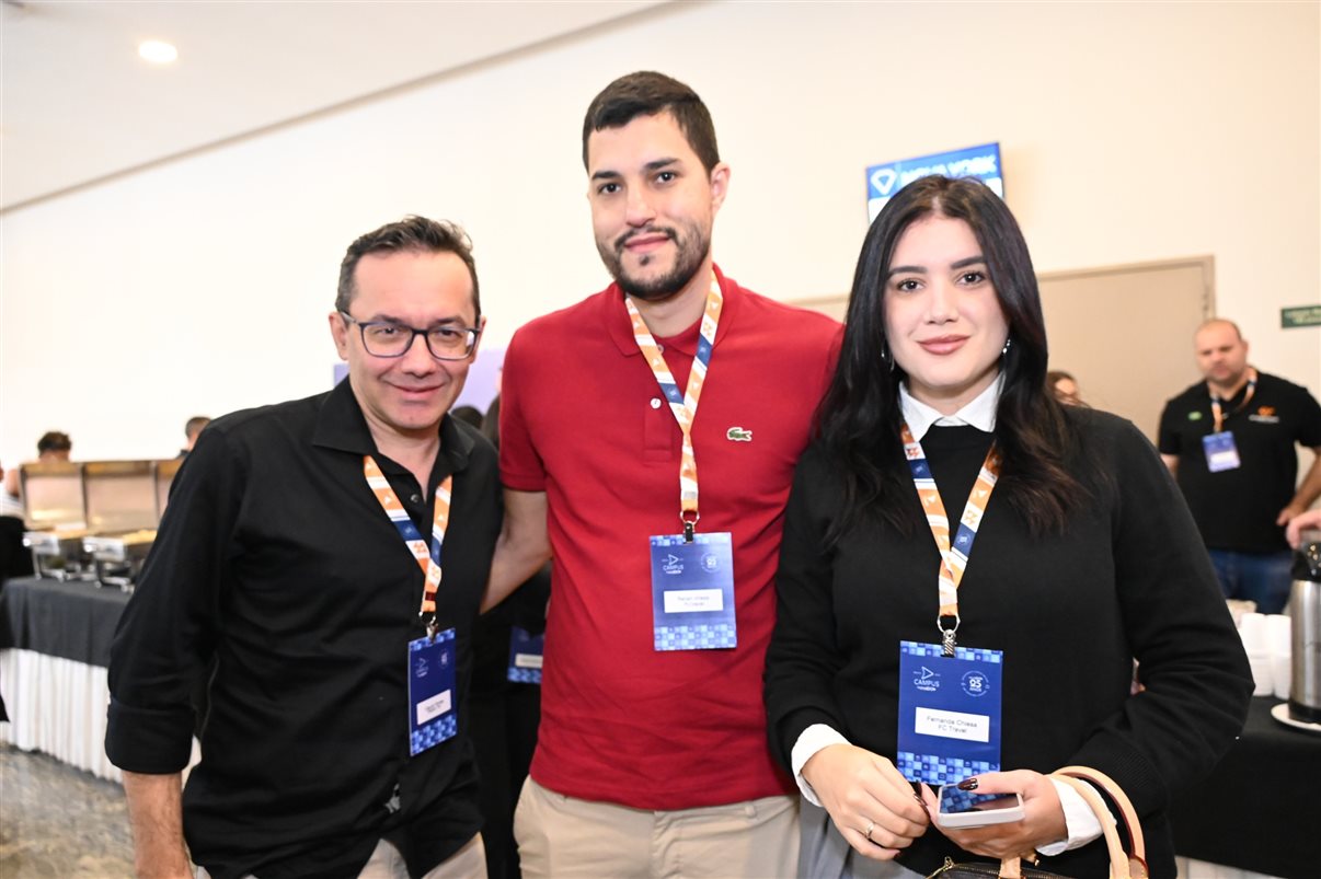 Marcio Nogueira, da HotelDO, entre Juliana Fonseca, da Viaje com a Luh, e Cristiane Balheiros, da CXB Turismo