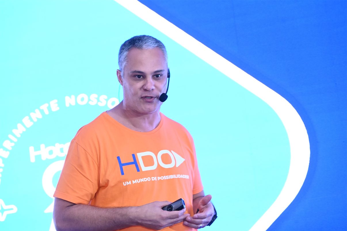 Marcio Nogueira, da HotelDO, entre Juliana Fonseca, da Viaje com a Luh, e Cristiane Balheiros, da CXB Turismo