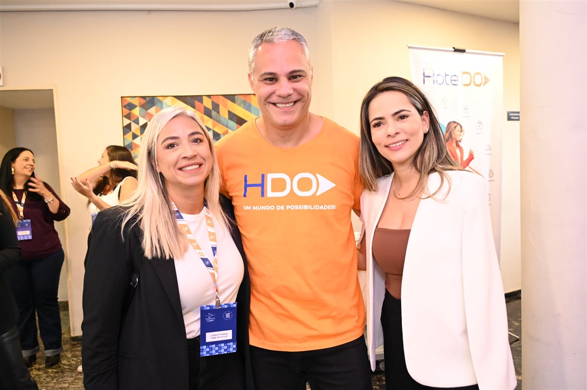Marcio Nogueira, da HotelDO, entre Juliana Fonseca, da Viaje com a Luh, e Cristiane Balheiros, da CXB Turismo