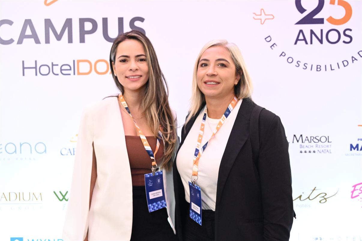 Marcio Nogueira, da HotelDO, entre Juliana Fonseca, da Viaje com a Luh, e Cristiane Balheiros, da CXB Turismo