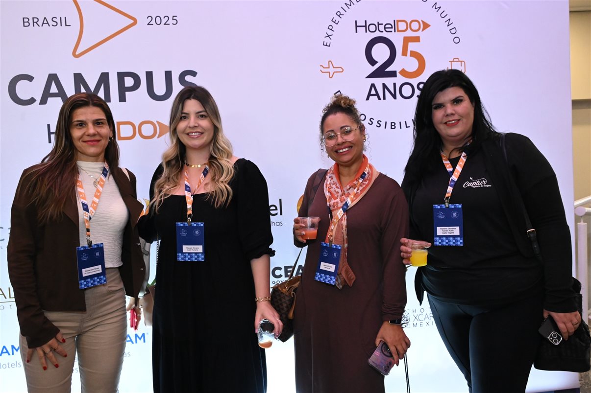 Marcio Nogueira, da HotelDO, entre Juliana Fonseca, da Viaje com a Luh, e Cristiane Balheiros, da CXB Turismo