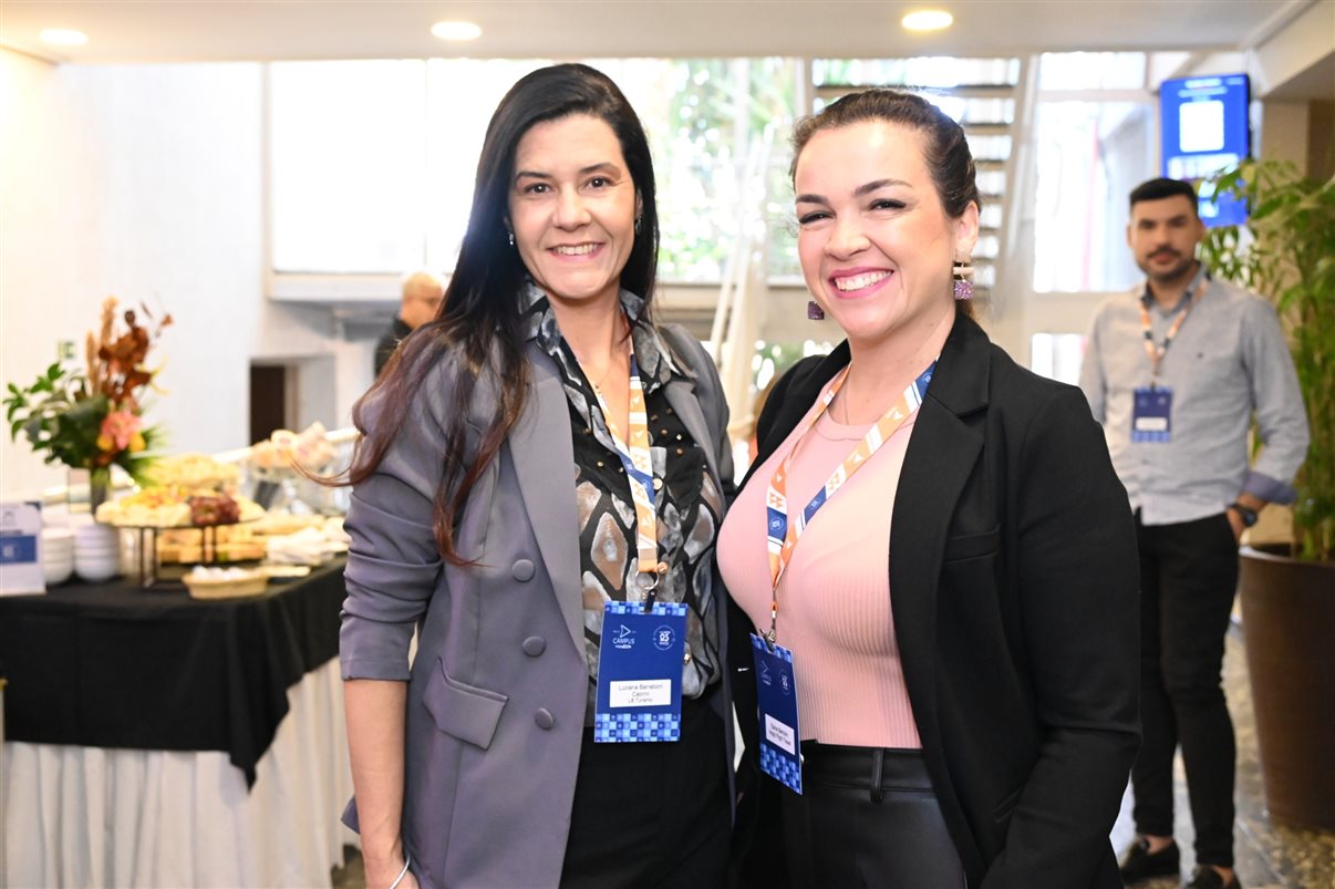 Marcio Nogueira, da HotelDO, entre Juliana Fonseca, da Viaje com a Luh, e Cristiane Balheiros, da CXB Turismo