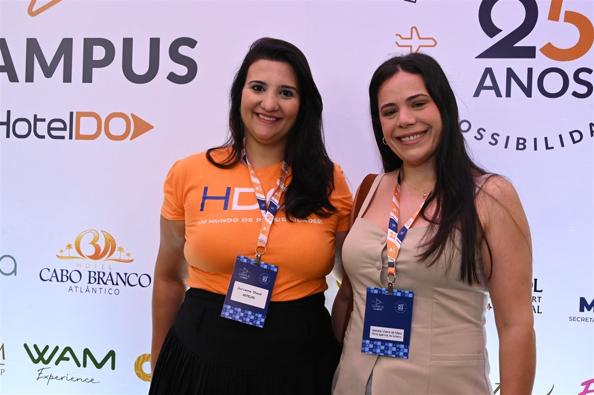 Marcio Nogueira, da HotelDO, entre Juliana Fonseca, da Viaje com a Luh, e Cristiane Balheiros, da CXB Turismo