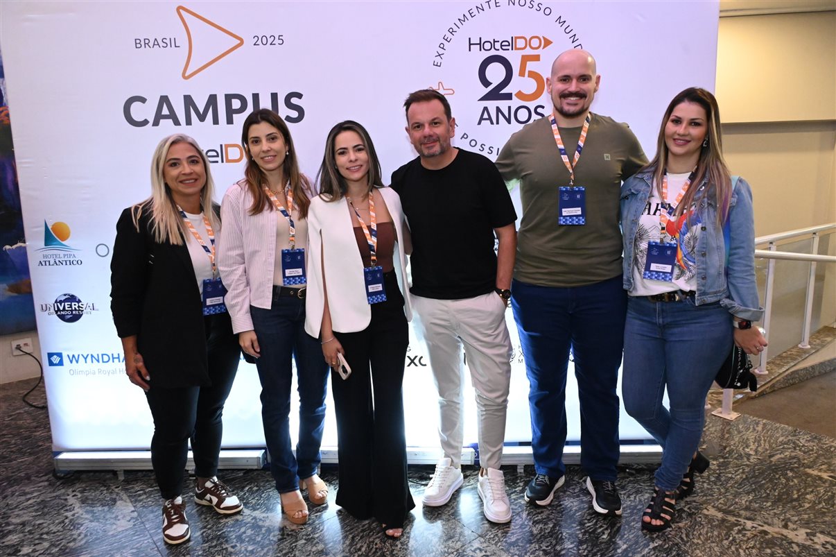 Marcio Nogueira, da HotelDO, entre Juliana Fonseca, da Viaje com a Luh, e Cristiane Balheiros, da CXB Turismo