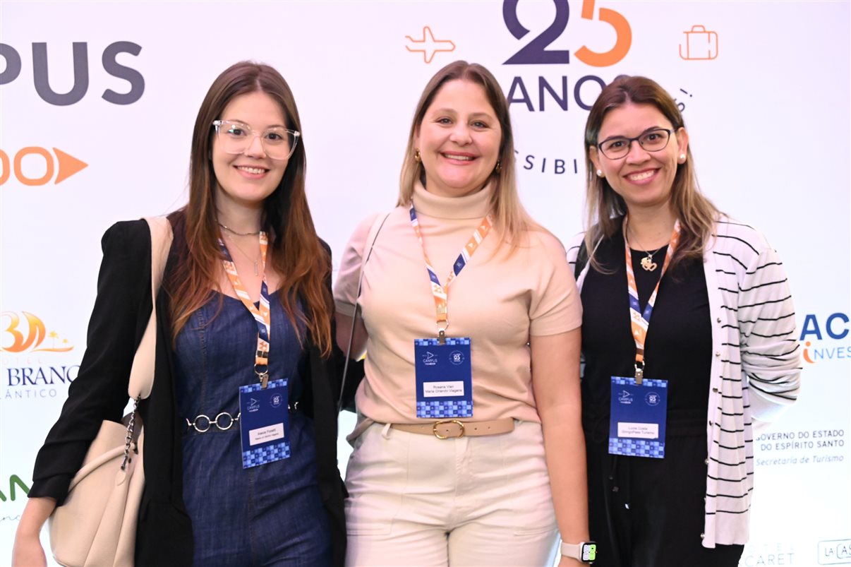 Marcio Nogueira, da HotelDO, entre Juliana Fonseca, da Viaje com a Luh, e Cristiane Balheiros, da CXB Turismo