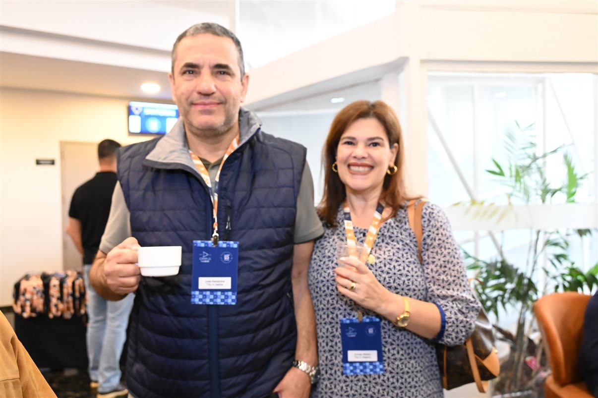 Marcio Nogueira, da HotelDO, entre Juliana Fonseca, da Viaje com a Luh, e Cristiane Balheiros, da CXB Turismo