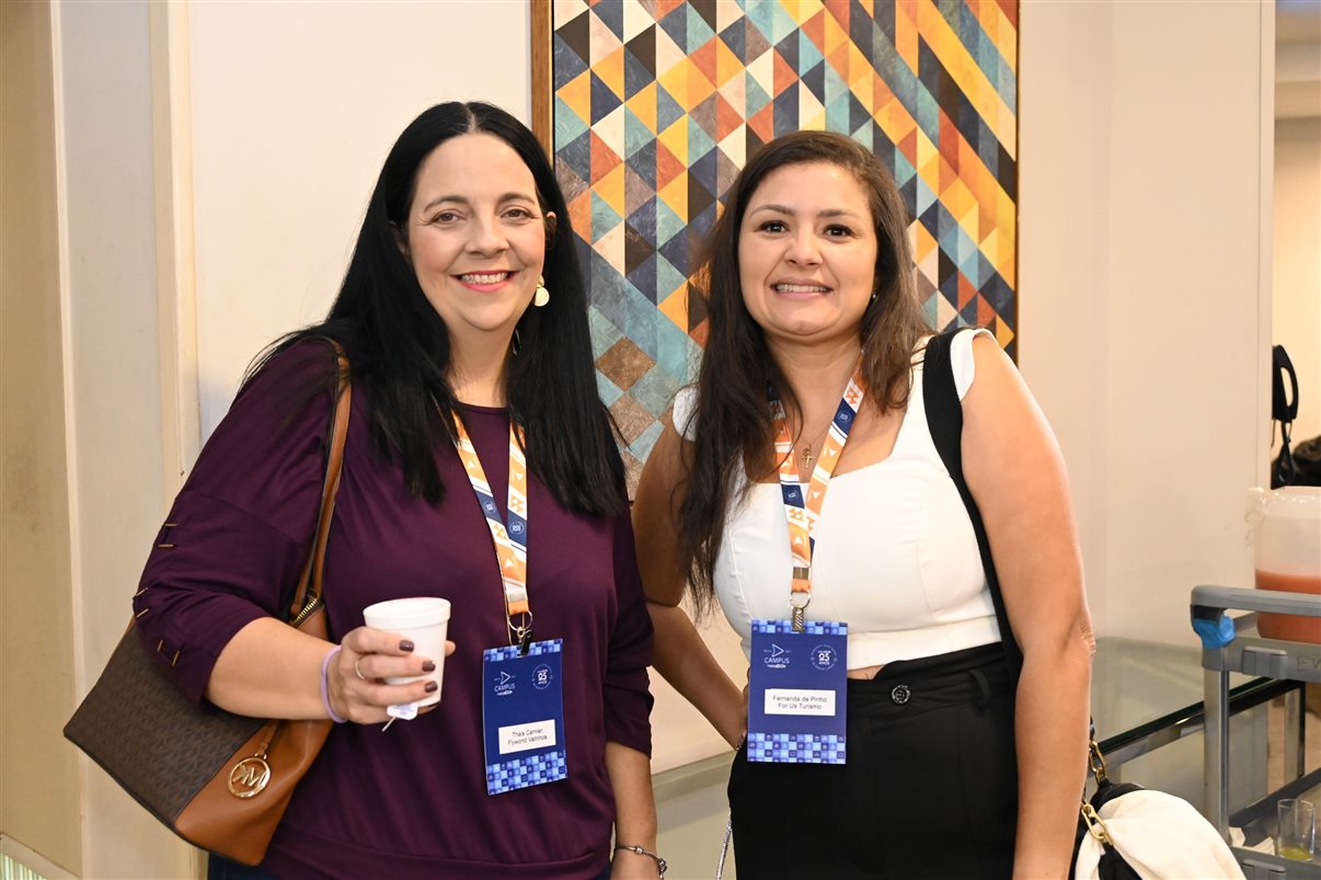 Marcio Nogueira, da HotelDO, entre Juliana Fonseca, da Viaje com a Luh, e Cristiane Balheiros, da CXB Turismo