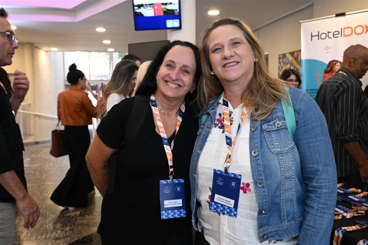 Marcio Nogueira, da HotelDO, entre Juliana Fonseca, da Viaje com a Luh, e Cristiane Balheiros, da CXB Turismo