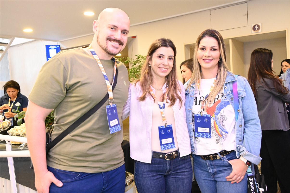 Marcio Nogueira, da HotelDO, entre Juliana Fonseca, da Viaje com a Luh, e Cristiane Balheiros, da CXB Turismo
