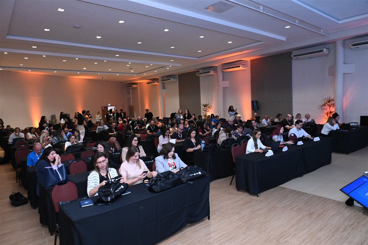 Marcio Nogueira, da HotelDO, entre Juliana Fonseca, da Viaje com a Luh, e Cristiane Balheiros, da CXB Turismo
