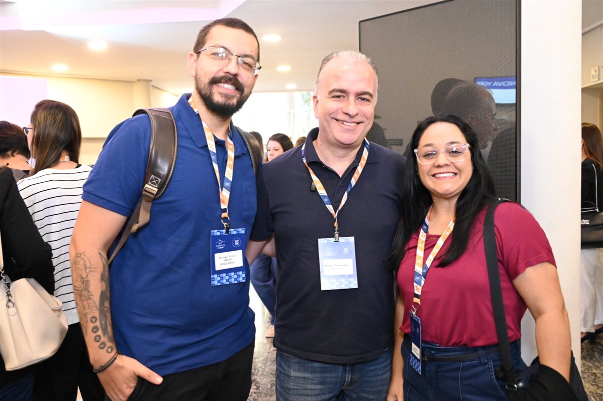 Marcio Nogueira, da HotelDO, entre Juliana Fonseca, da Viaje com a Luh, e Cristiane Balheiros, da CXB Turismo