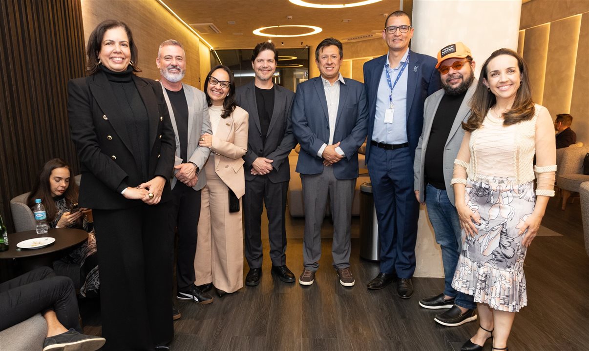 Patrícia Moreira, subsecretaria de Turismo do Estado de MG, Leônidas Oliveira, secretário de Turismo do Estado, Karla Rocha, Presidente da Abrasel MG, Marco Aurélio Di Ruzze, VP do Grupo BRT e sócio-fundador da BRT Lounges, André Luiz Macias, CEO da BRT Lounges, Daniel Miranda, CEO do BH Airport, e Fernanda Faria, diretora de Operações e Expansão da BRT Lounges