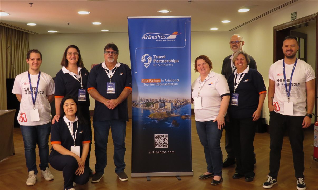 Samuel Gonzalez, da Mundo Mapping, Karin Higa, (agachada), Juliana Machado, da AirlinePros, Cassio Torres Bello, Rebecca Meadows, Altamiro Medici Severino e Cristina Courty, da AirlinePros, e Airton Santos, da Mundo Mapping