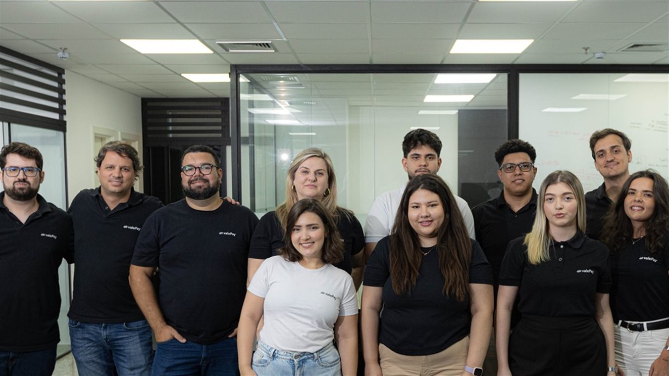 Parte da equipe da ValePay no escritório da empresa em Campinas (SP)