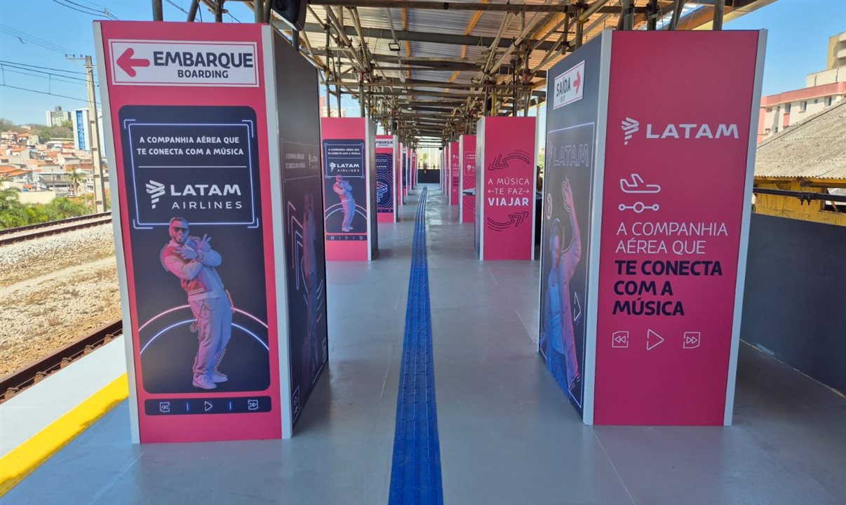Adesivagens da Latam por toda a estação