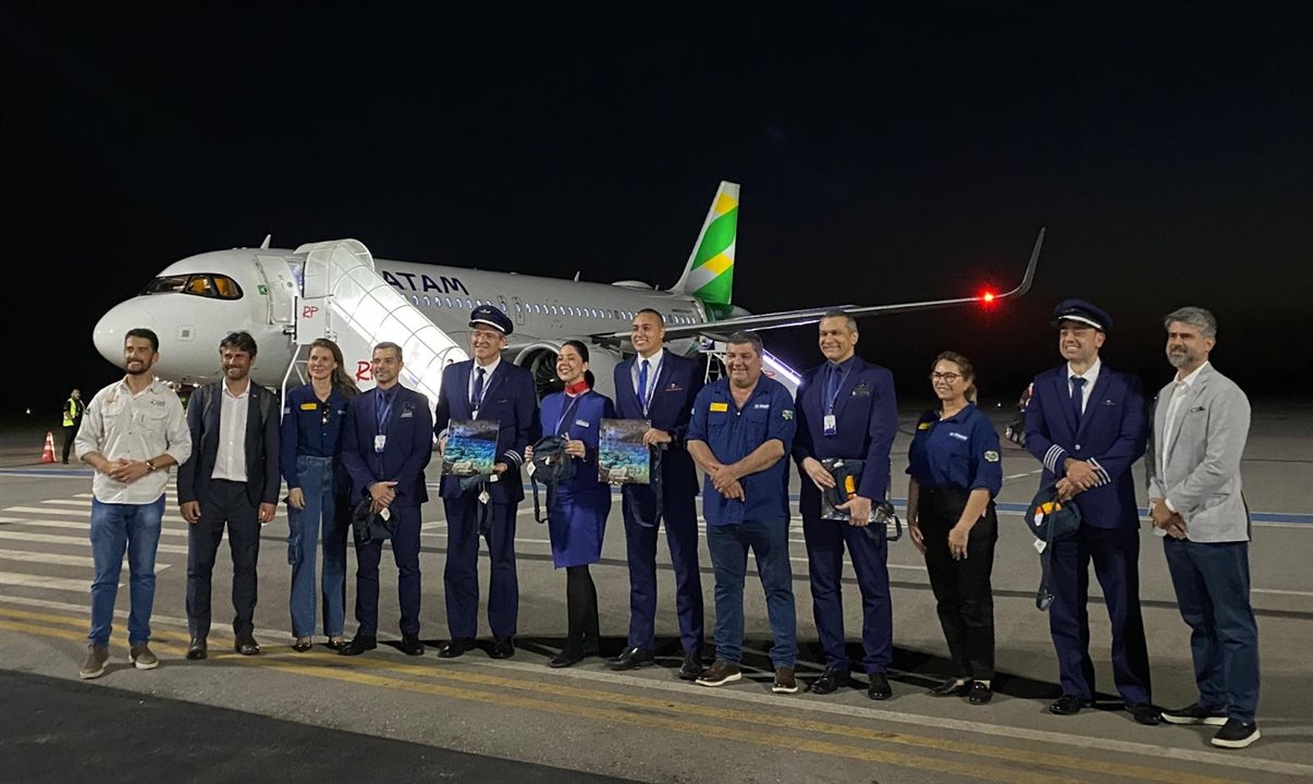 Tripulação do voo inaugural São Paulo/Guarulhos-Bonito da Latam e autoridades