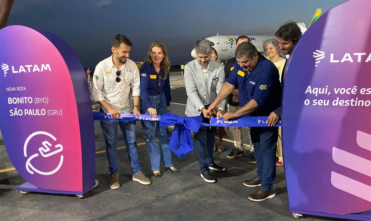 Eduardo Macedo, Head de Assuntos Públicos da Latam Brasil, e Josmail Rodrigues, Prefeito de Bonito, cortam a faixa inaugural da rota São Paulo-Bonito da Latam, com a presença do presidente do Fundtur-MS, Bruno Wendling<br/>