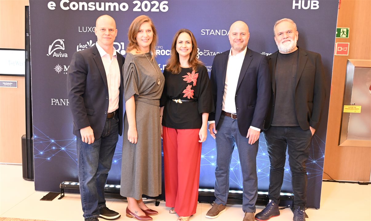José Guilherme Alcorta, da PANROTAS, Carolina Narloch Sass e Tricia Neves, da Mapie, Alexandre Cordeiro, do Travel Tech Hub, e Artur Luiz Andrade, da PANROTAS