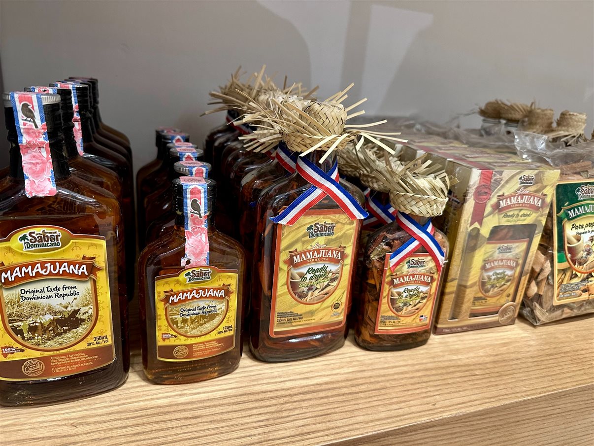 Uma típica bebida dominicana é a Mamajuana, que mistura ervas medicinais com rum e vinho tinto.