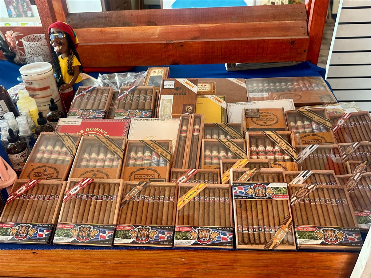 Um dos principais produtos dominicanos, o charuto, é encontrada por valor mais acessível no Mercado Artesanal Miches.