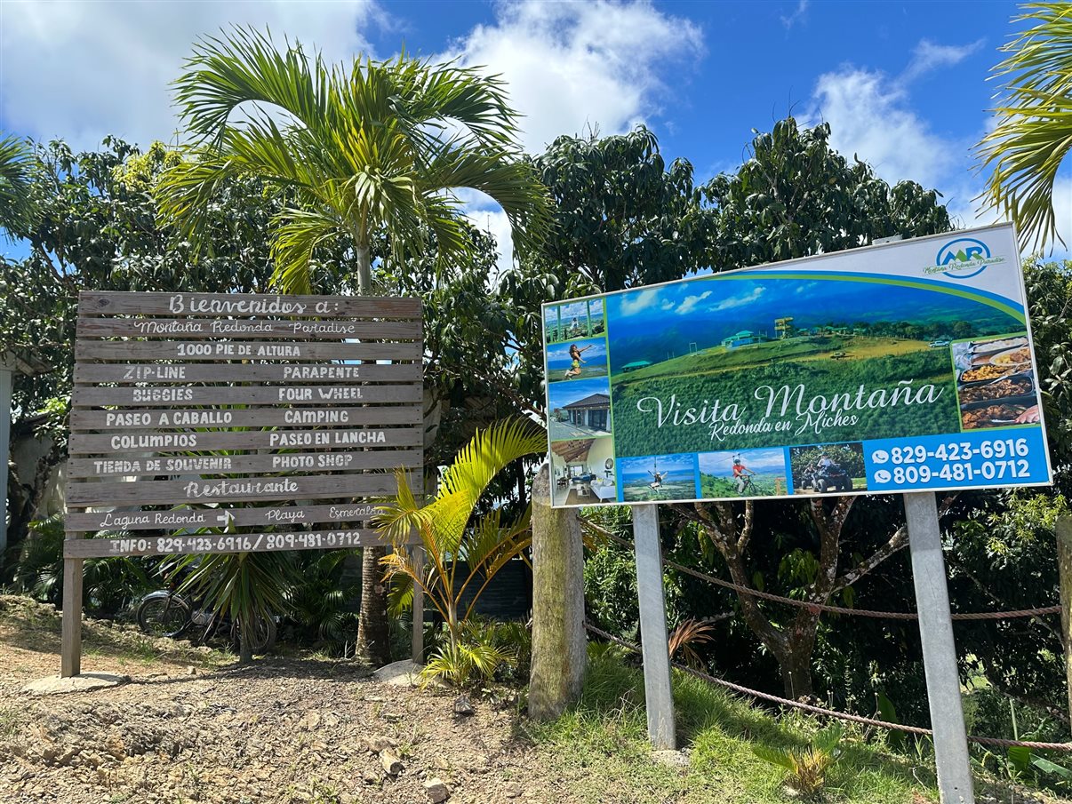 A visita à Montaña Redonda pode incluir atividades como passeio a cavalo e tirolesa. 