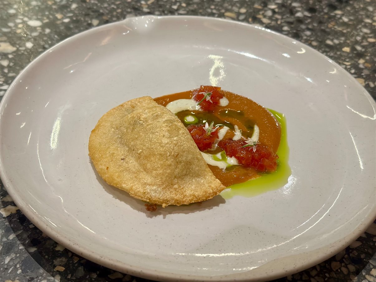 Empanada com carne bovina e molho picante.
