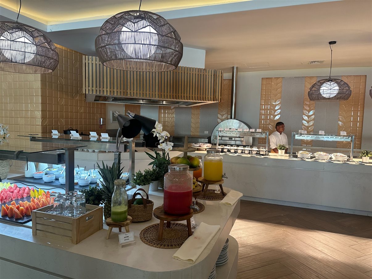 Cook station, em que os cozinheiros finalizam o prato dos hóspedes na hora, substitui o tradicional buffet.