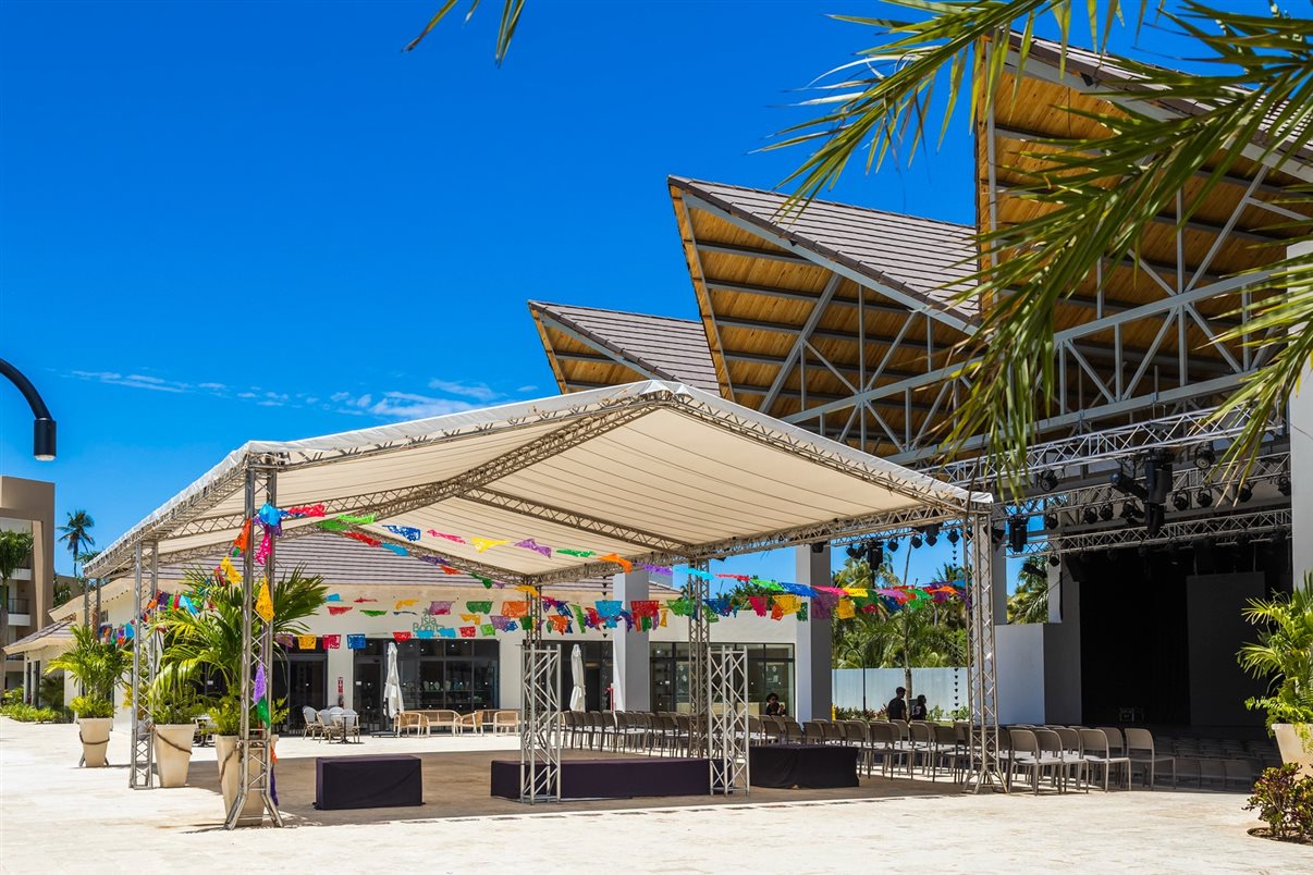 A praça do resort chega à tenda de shows e festas, com programação todas as noites. 