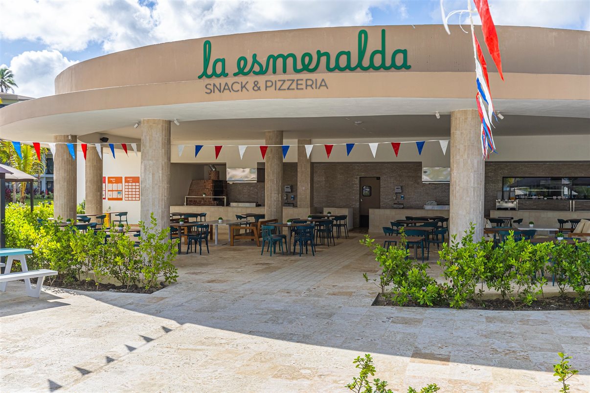 Sempre há petiscos e pizza à vontade no bar da piscina do Viva Miches.