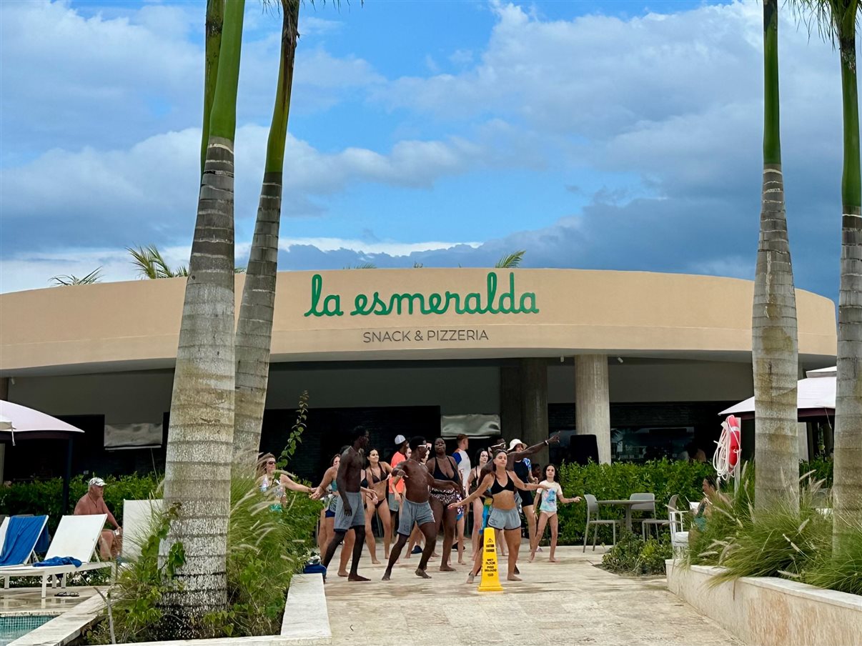 A todo momento há alguma opção de entretenimento no resort, como aulas de dança no bar da piscina.