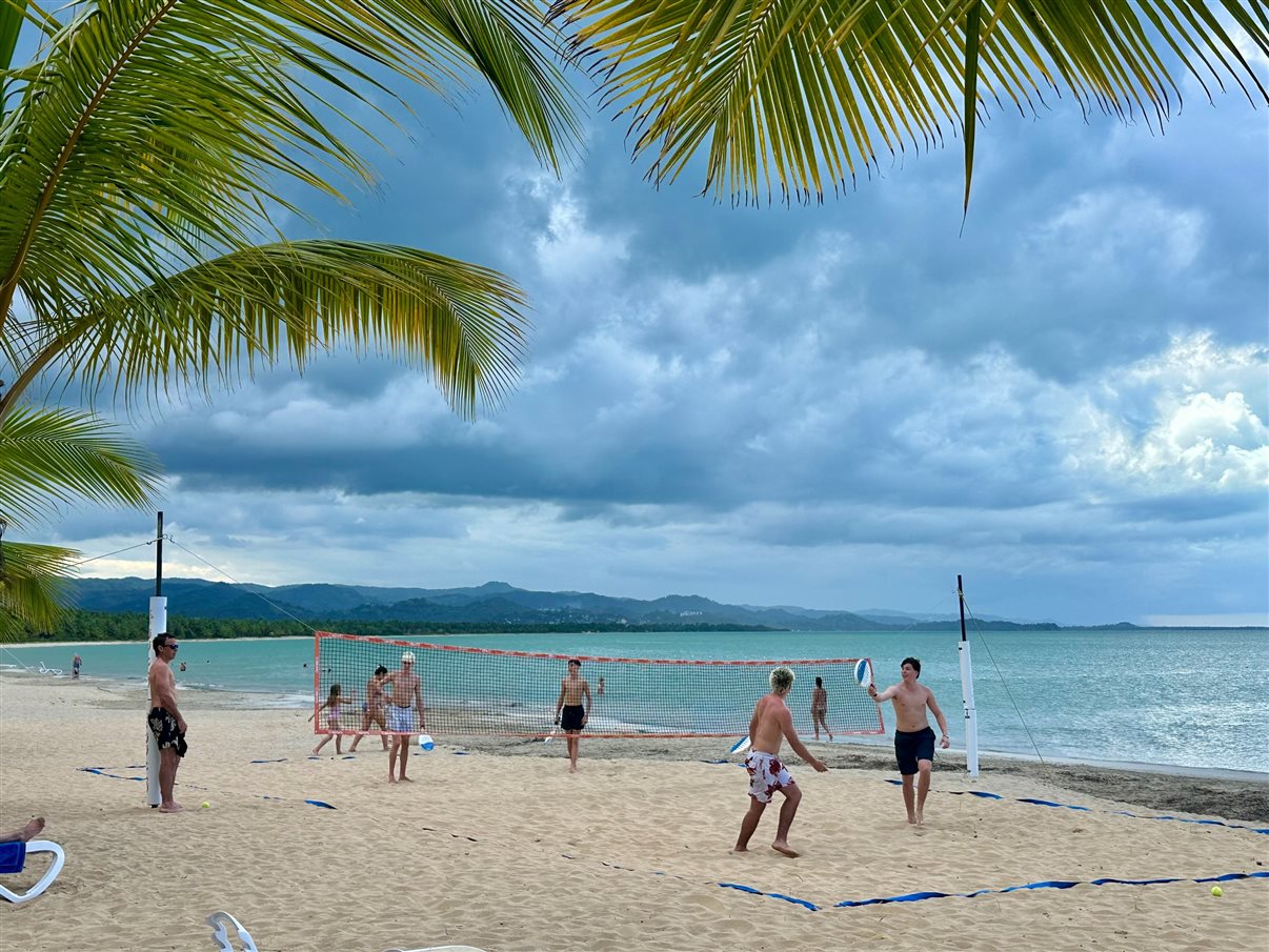 Hóspedes aproveitam a área de esportes na praia em frente ao Viva Miches Resort.