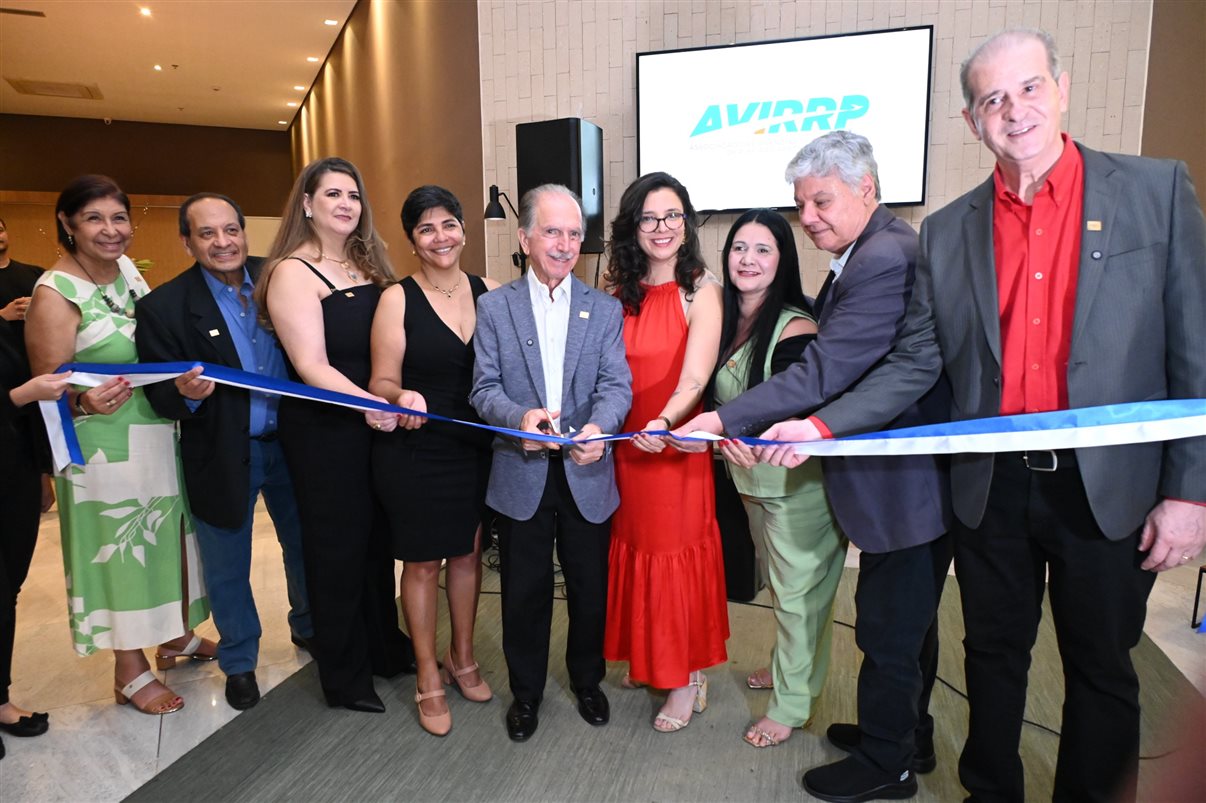 Autoridades do Turismo e a diretoria da Avirrp cortam a fita para dar início ao evento deste ano 