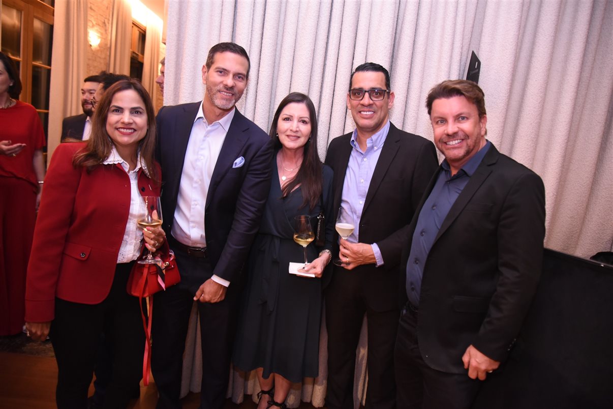 Raquel Careta, Júlia Christina Yamanishi, Leandro Lustosa, Heleni Hamamoto e Aline Chicarolli, da American Airlines