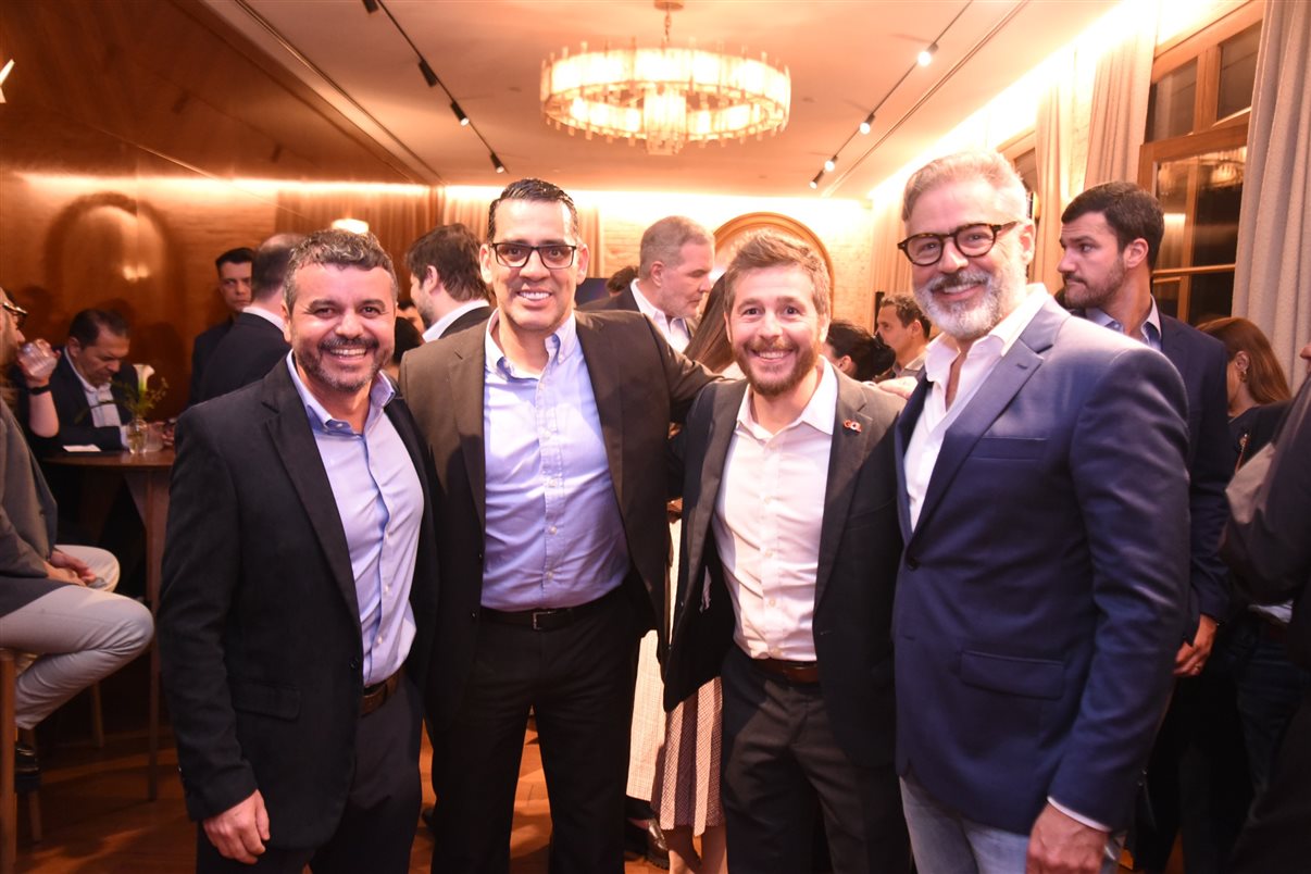 Raquel Careta, Júlia Christina Yamanishi, Leandro Lustosa, Heleni Hamamoto e Aline Chicarolli, da American Airlines