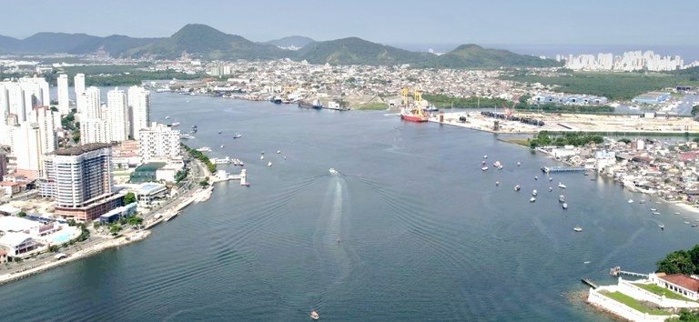 Obra promete encurtar a travessia de até uma hora para apenas dois minutos, substituindo a atual dependência de balsas