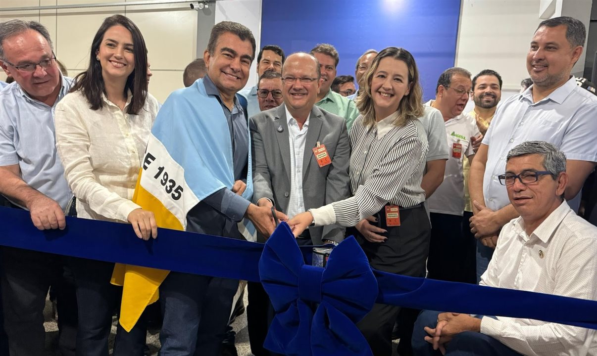 Autoridades no corte de fita da rota São Paulo-Dourados<br/>