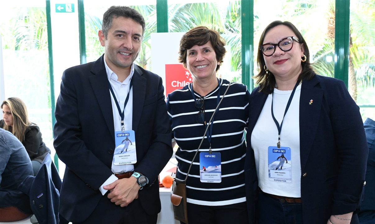 Adriana Boischio, da ExpoSKI, entre Hugo Corales e Anna Pizarro, do ProChile