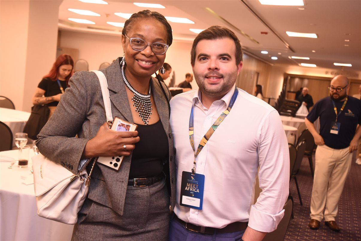 Tinyiko Kumalo, cônsul-geral da África do Sul em São Paulo, e Gabriel Gomes, country manager da SAA para o Brasil